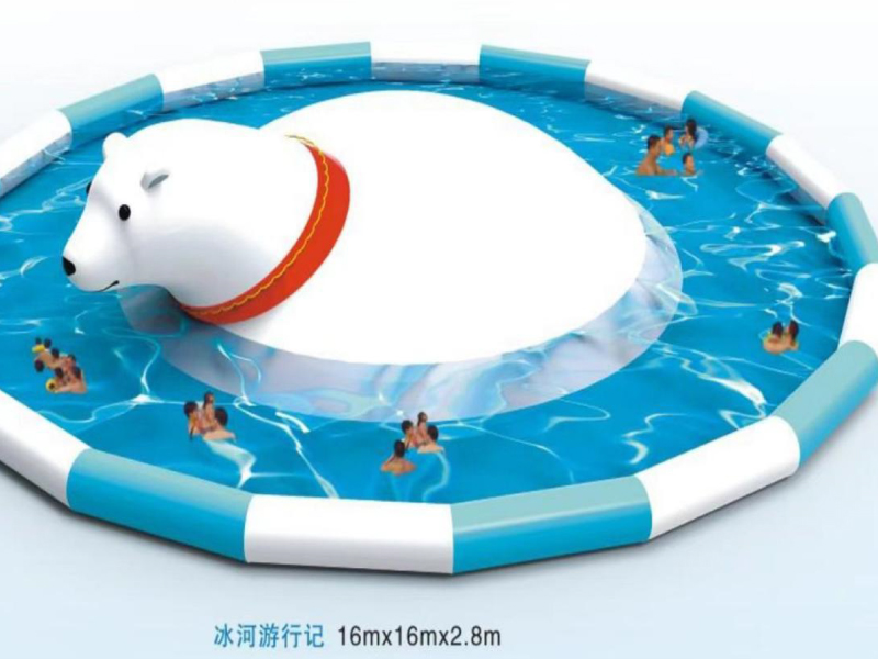 冰熊戏水